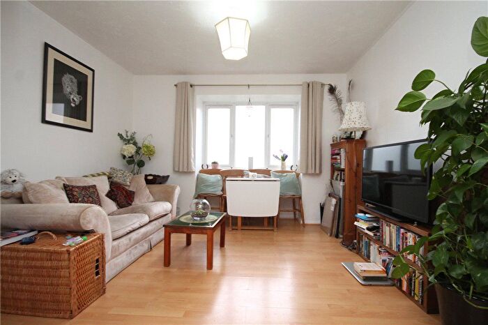 1 Bedroom Flat To Rent In Peartree Avenue, London, SW17