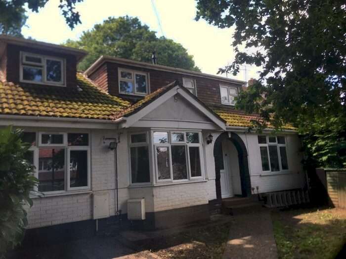 2 Bedroom Flat To Rent In Dell Road Flat, SO18