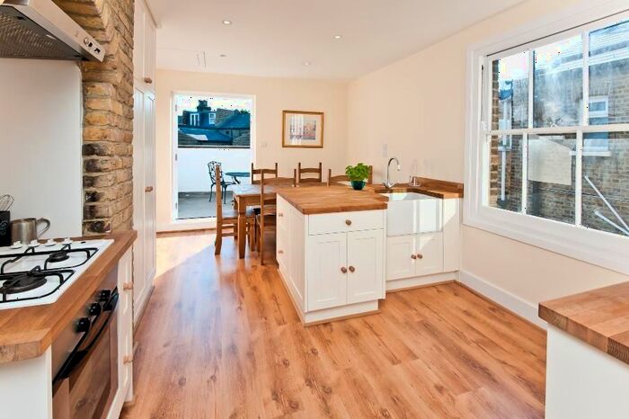 3 Bedroom Flat To Rent In Silverthorne Road, London, SW8