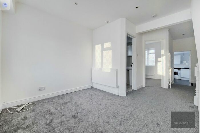 2 Bedroom Flat To Rent In Crichton Street, Clapham, London, SW8