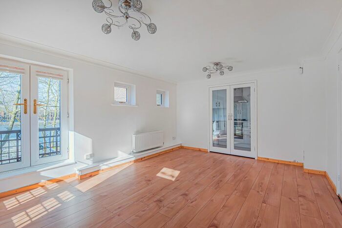 2 Bedroom Flat To Rent In Greenland Quay, Surrey Quays, SE16