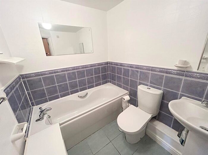 2 Bedroom Apartment To Rent In Rhos Promenade, Rhos On Sea, Colwyn Bay, LL28