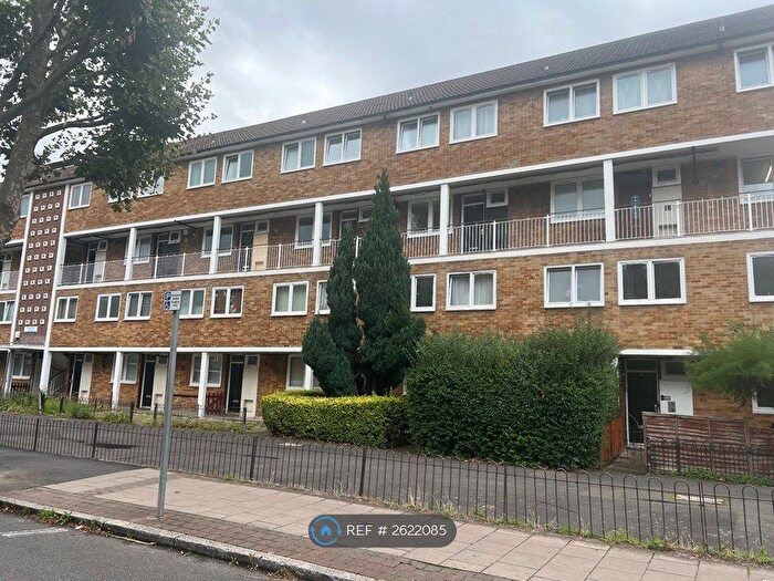 3 Bedroom Flat To Rent In Plough Way, London, SE16