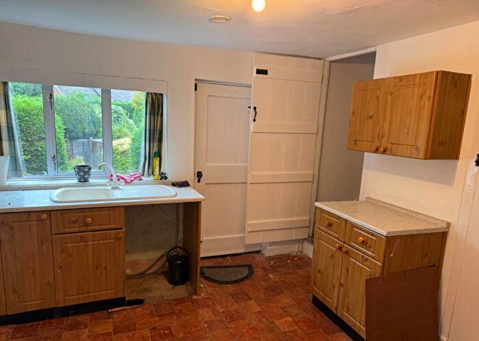 2 Bedroom Cottage For Sale In High Street Markyate, St. Albans, Hertfordshire, AL3