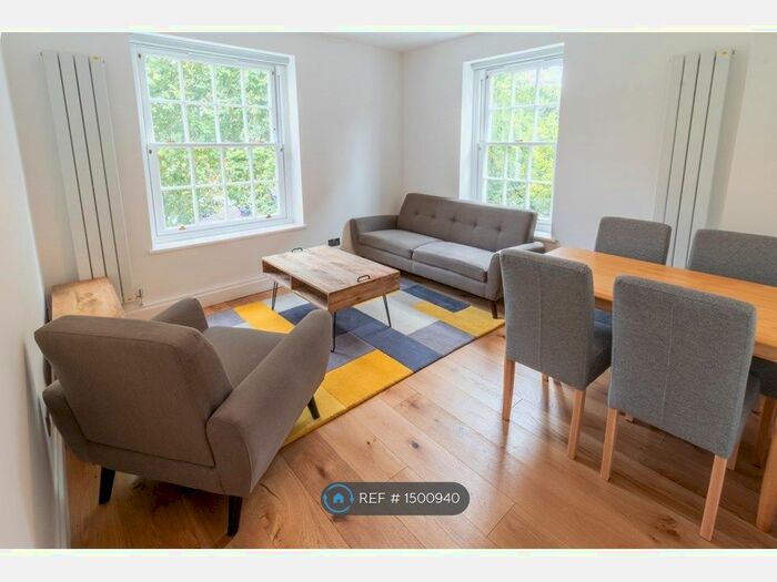 3 Bedroom Flat To Rent In Worcester House, London, SE11