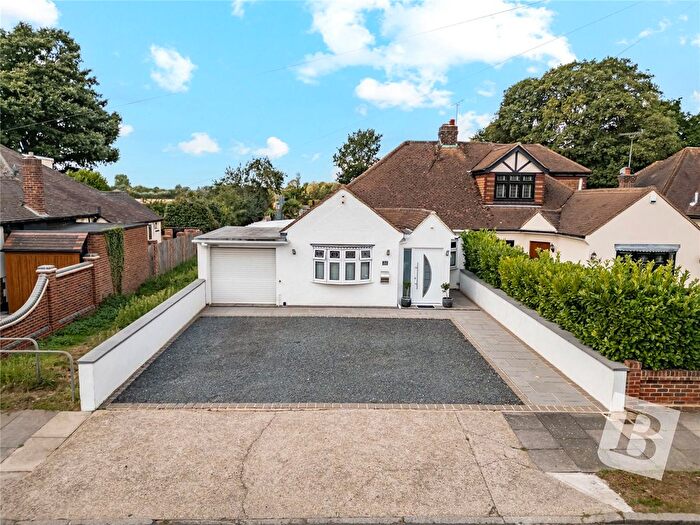 3 Bedroom Bungalow For Sale In The Grove, Upminster, Essex, RM14