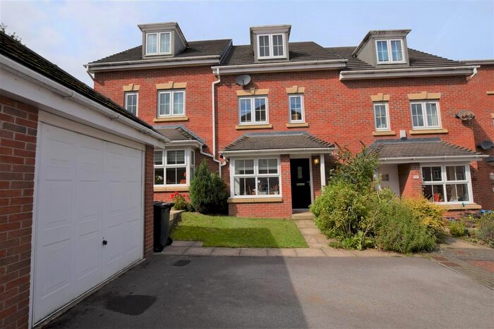 4 Bedroom Town House To Rent In Ashfield Close, Penistone, Sheffield, S36