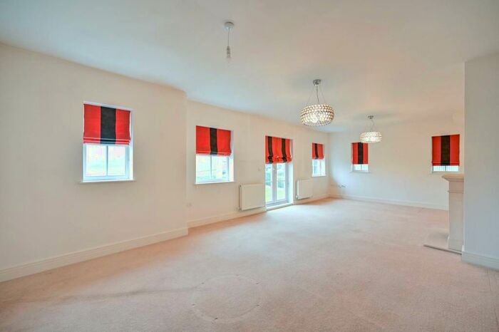 5 Bedroom Detached House To Rent In Sherbrooke Way, Worcester Park, KT4