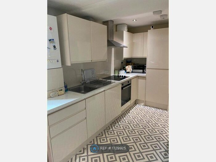 2 Bedroom Flat To Rent In Wootton Close, Emerson Park, RM11