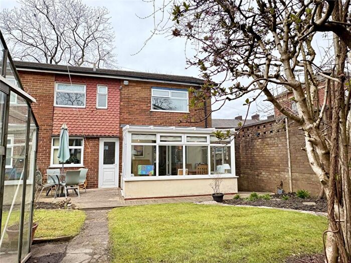 3 Bedroom End Of Terrace House For Sale In Ripponden Road, Watersheddings, Oldham, OL4