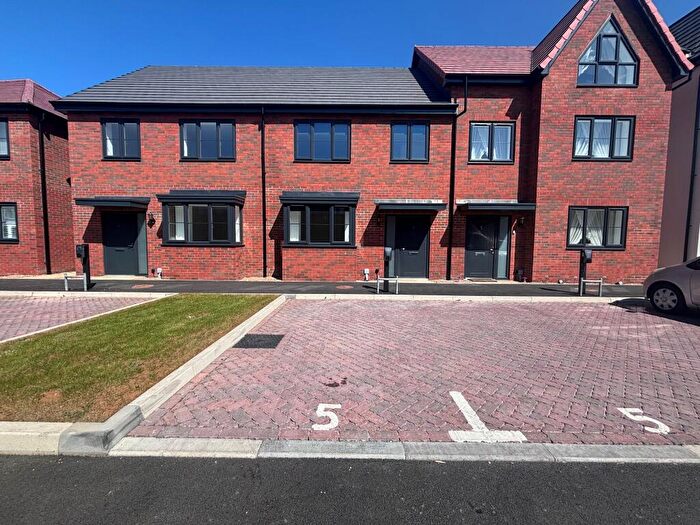 3 Bedroom Terraced House To Rent In Sanders Lane, HP21