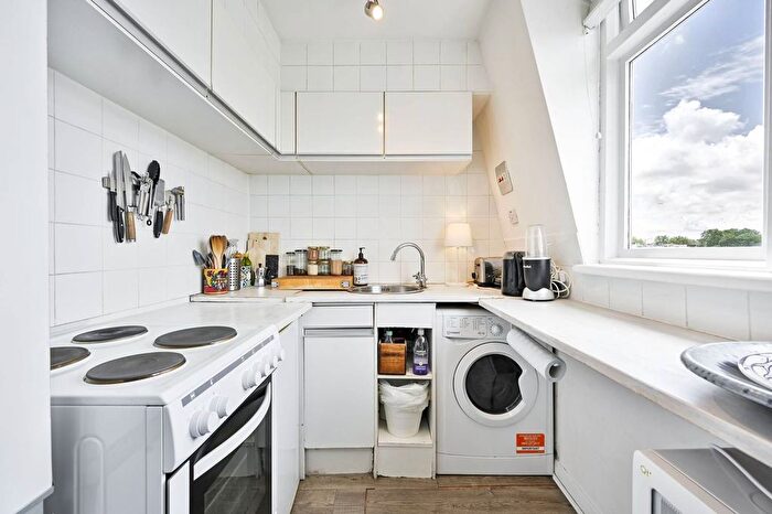 Studio To Rent In Colville Gardens, Notting Hill, London, W11
