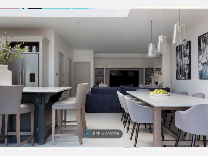 3 Bedroom Semi-Detached House To Rent In Hillcrest Close, Beckenham, BR3