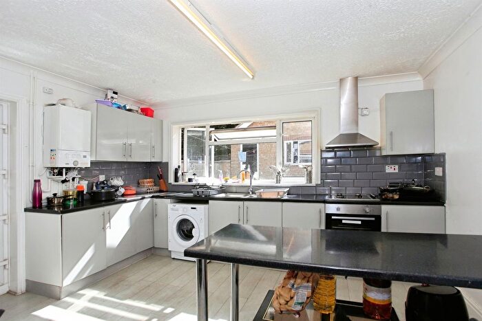 3 Bedroom Semi-Detached House For Sale In Thistlemoor Road, Peterborough, PE1