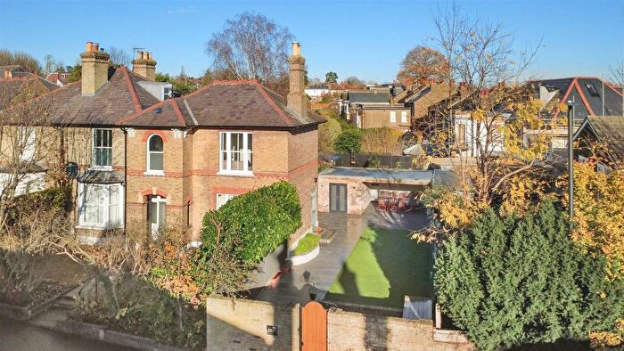 3 Bedroom Maisonette For Sale In Station Road, Winchmore Hill, N21
