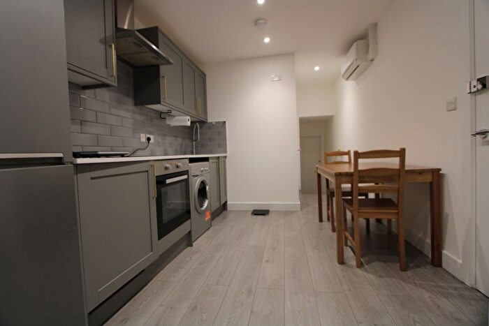 3 Bedroom Flat To Rent In Parkgate Road, London, SW11