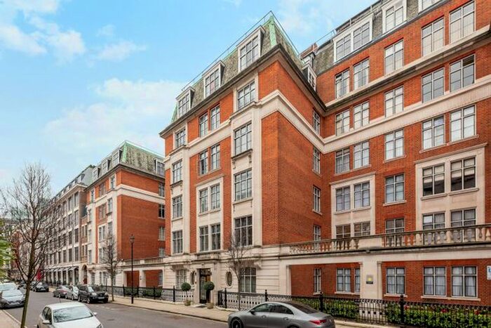 2 Bedroom Flat To Rent In Hallam Street, Marylebone, London, W1W