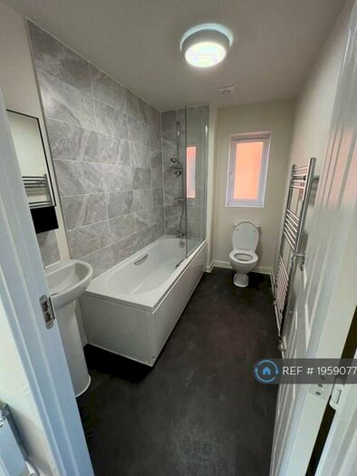 3 Bedroom Terraced House To Rent In Riverside Way, Salford, M6