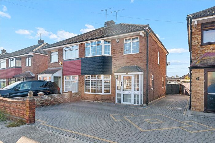 3 Bedroom Semi-Detached House For Sale In Deri Avenue, Rainham, RM13