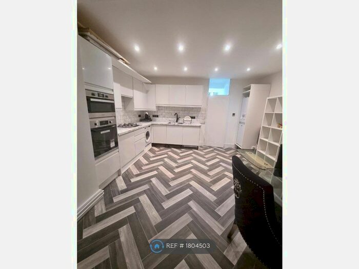 3 Bedroom Maisonette To Rent In Grove Park, London, SE12