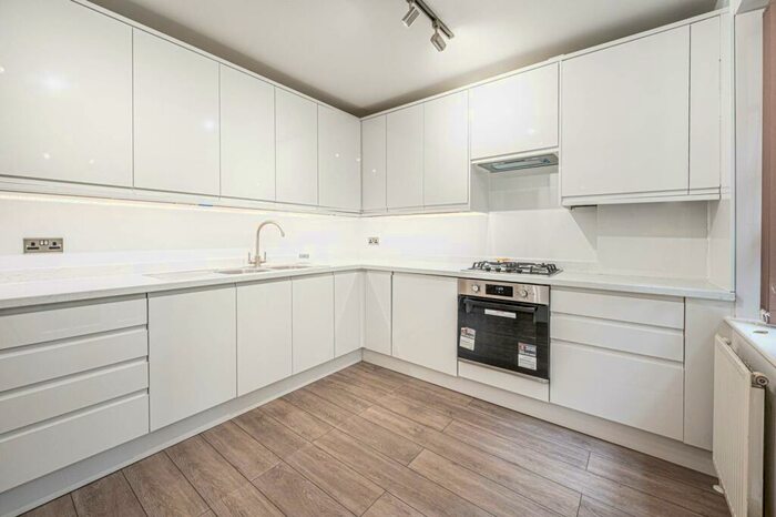 2 Bedroom Flat To Rent In Corringway, Hampstead Garden Suburb, London, NW11