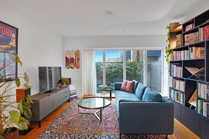 2 Bedroom Flat For Sale In Crystal Palace Road, East Dulwich, London, SE22