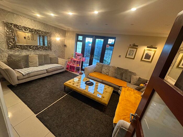 4 Bedroom House To Rent In Hazelmere Gardens, Hornchurch, RM11