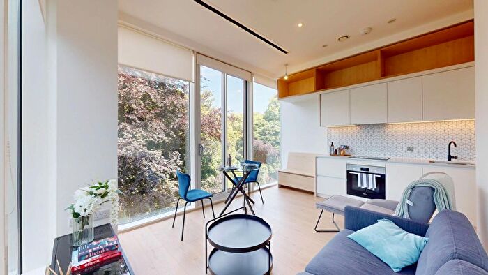 2 Bedroom Flat To Rent In Great West Road, Brentford, TW8