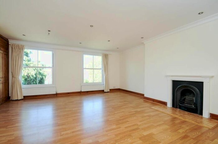 3 Bedroom Flat To Rent In Wimbledon Park Road, London SW18