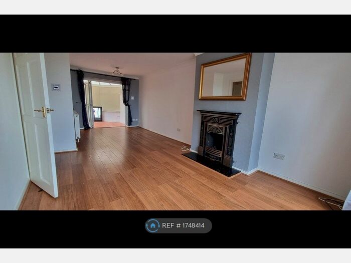 4 Bedroom Semi-Detached House To Rent In Sussex Drive, Chatham, ME5