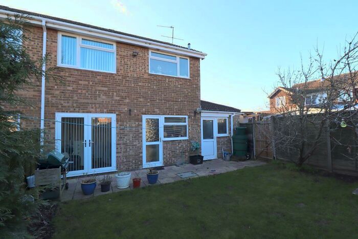 3 Bedroom Semi-Detached House For Sale In Ilford Close, Stopsley, Luton, Bedfordshire, LU2