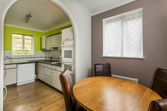 1 Bedroom Flat For Sale In Ref: Gk - Mill Street, Redhill, RH1