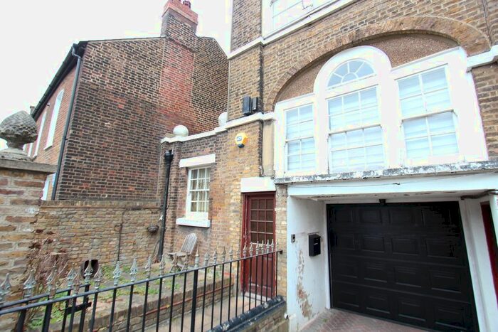 2 Bedroom Flat To Rent In The Green, London, N14
