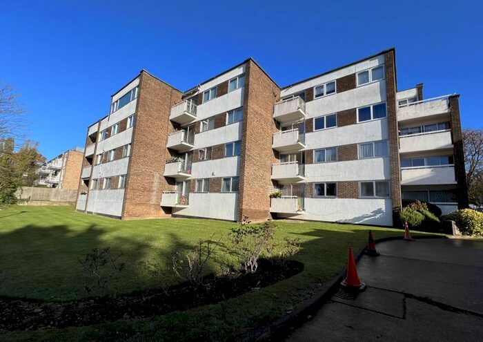 3 Bedroom Flat To Rent In Stonegrove, Edgware, HA8