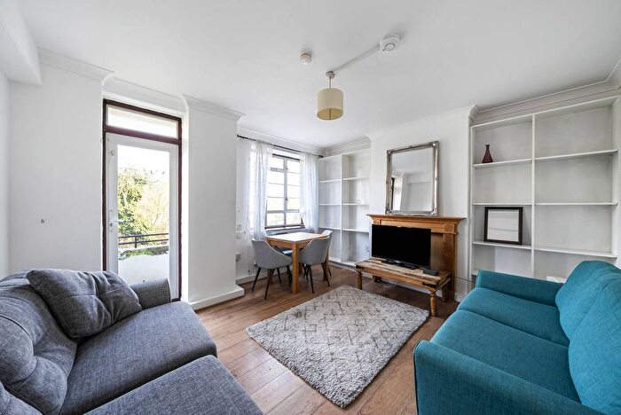 4 Bedroom Flat To Rent In Tendring House, Brockwell Park, London, SW2