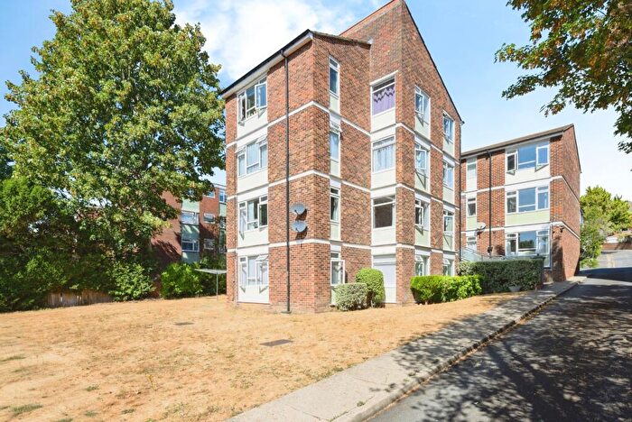 2 Bedroom Flat For Sale In Station Road, Redhill, Surrey, RH1