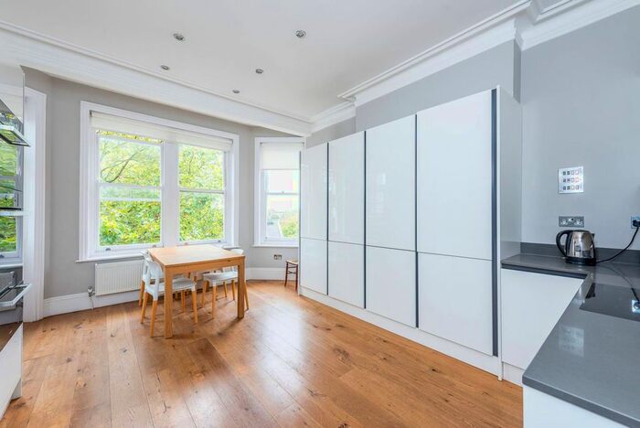 3 Bedroom Flat To Rent In Cremorne Road, Chelsea, London, SW10
