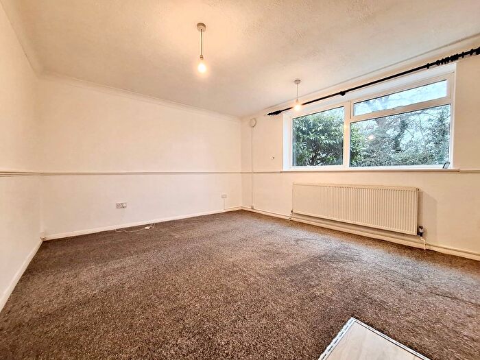 2 Bedroom Flat To Rent In Paddock Close, Dartford, DA4