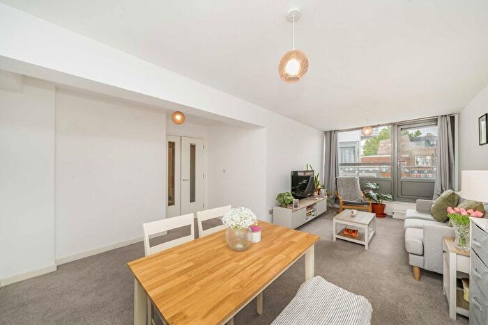 1 Bedroom Flat To Rent In New Park Road, Brixton Hill, SW2