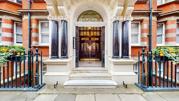 3 Bedroom Flat To Rent In Clarence Gate Gardens, Glentworth Street, NW1