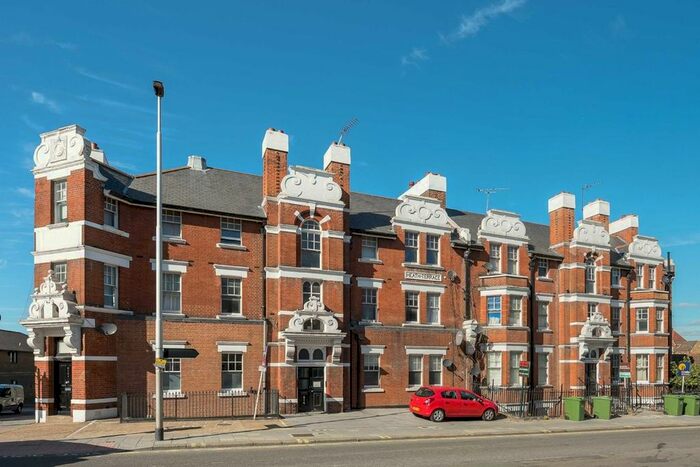 3 Bedroom Flat To Rent In Wandsworth Road, London, SW8