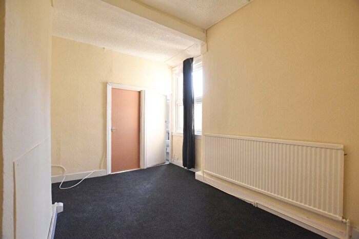 3 Bedroom Maisonette To Rent In Ling Road, Canning Town, E16