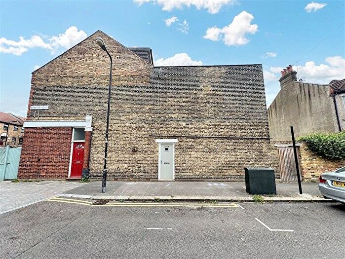 1 Bedroom Flat To Rent In Coppermill Lane, Walthamstow, E17
