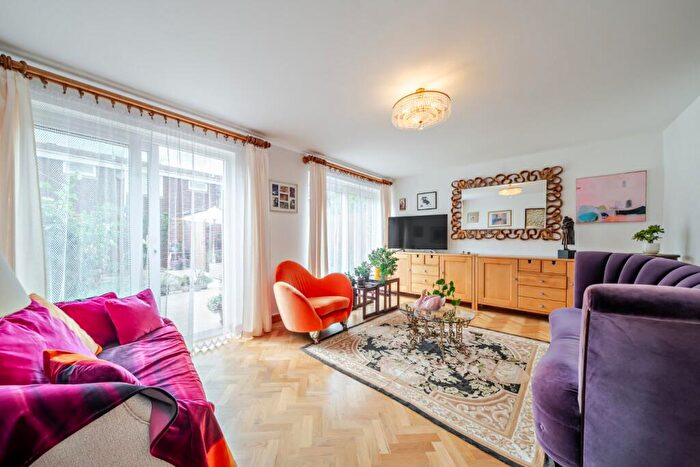 3 Bedroom Terraced House For Sale In Larch Close, Balham, London, SW12