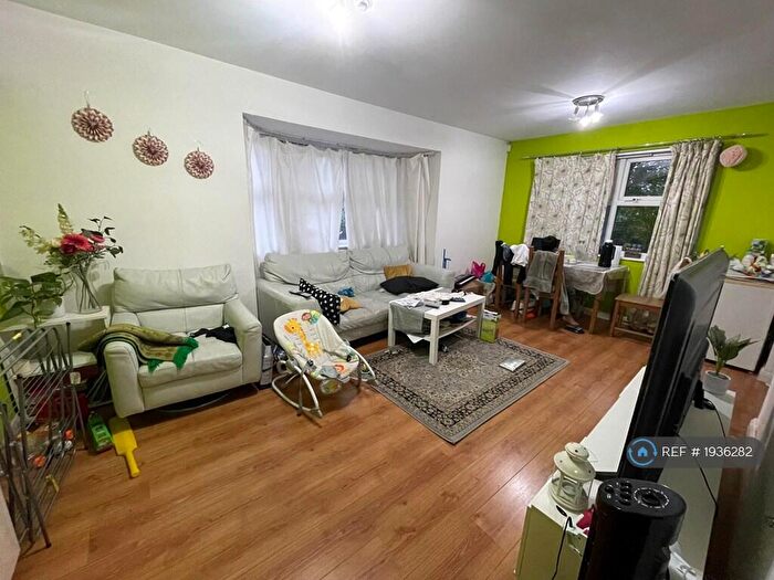 2 Bedroom Flat To Rent In Adeliza Close, Barking, IG11