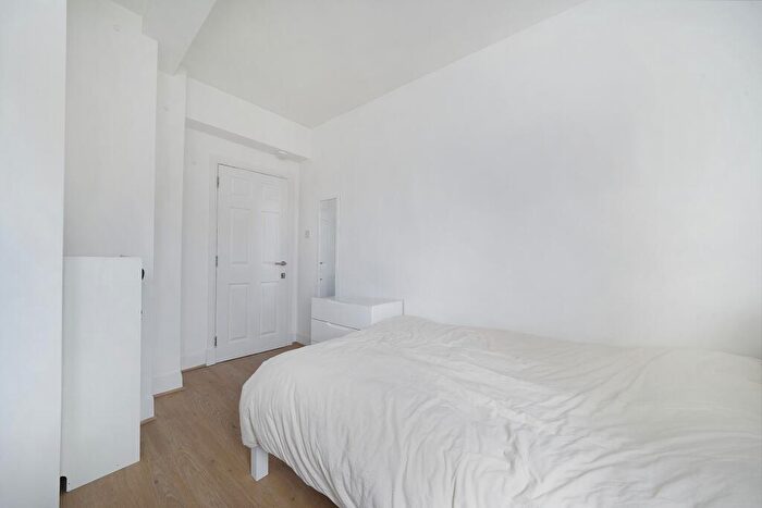 3 Bedroom Flat To Rent In Lorraine Court, Lewis Street, Camden, NW1
