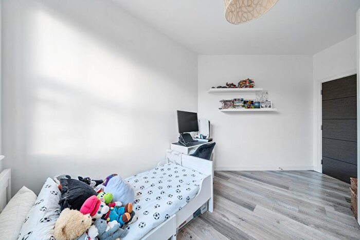 2 Bedroom Flat For Sale In Great North Road, Hatfield, AL9