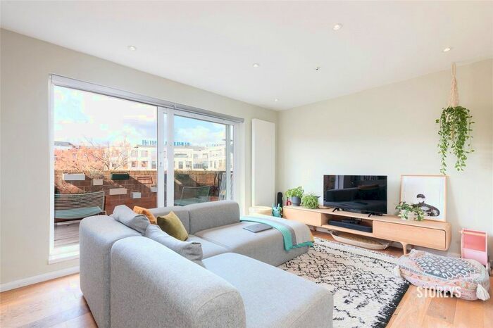 2 Bedroom Flat To Rent In Castle Close, Hackney, London, E9