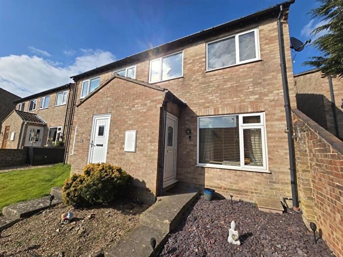 3 Bedroom Semi-Detached House For Sale In St. Peters Gate, Brackley, NN13