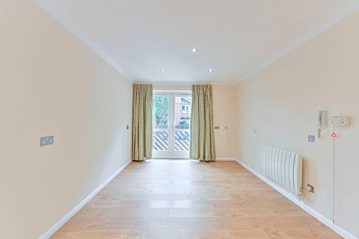 1 Bedroom Flat To Rent In Cedar Close, West Dulwich, London, SE21